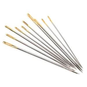 Las agujas de bordar doradas Hobby Gift Create son un surtido de primera calidad diseñado para trabajos de costura y bordado con máxima precisión. Se presentan en un elegante frasco de vidrio reutilizable con tapa de plata cepillada, que permite mantener las agujas organizadas y protegidas. Incluyen una guía de tamaños recortable para facilitar su identificación y almacenamiento. El set contiene 10 agujas: 2 del tamaño 3, 2 del tamaño 5, 4 del tamaño 7 y 2 del tamaño 9. Todas cuentan con ojo dorado largo, ideal para madejas de varios hilos, y punta cónica que facilita la perforación de las telas con suavidad.
